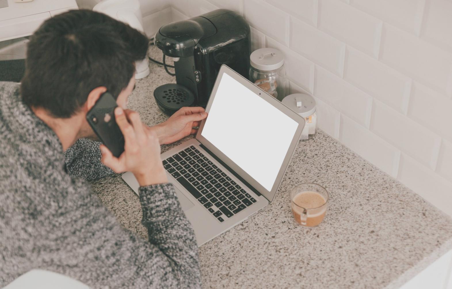Team-Meeting zur Besprechung von Finanzstrategien und Budgetzielen